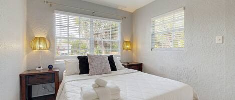 Een strijkplank/strijkijzer, internet, beddengoed