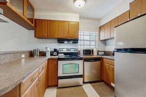 Coffee/tea maker, fridge, microwave, oven - Bright Florida Home - Enclosed Yard, Fully Equipped Kitchen & Great Location (Fort Lauderdale)