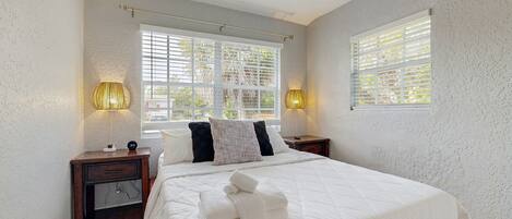 Een strijkplank/strijkijzer, internet, beddengoed