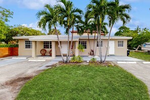 Exterior - Bring the Whole Crew- Spacious Fort Lauderdale Duplex w/ yard (Fort Lauderdale)