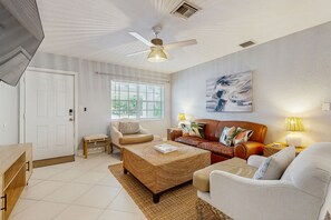 TV - Bring the Whole Crew- Spacious Fort Lauderdale Duplex w/ yard (Fort Lauderdale)