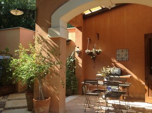 Outdoor dining - Singing in the Wind - Kite Villa Stagnone (Marsala)