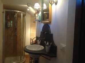 Hair dryer, bidet, towels, soap - Singing in the Wind - Kite Villa Stagnone (Marsala)