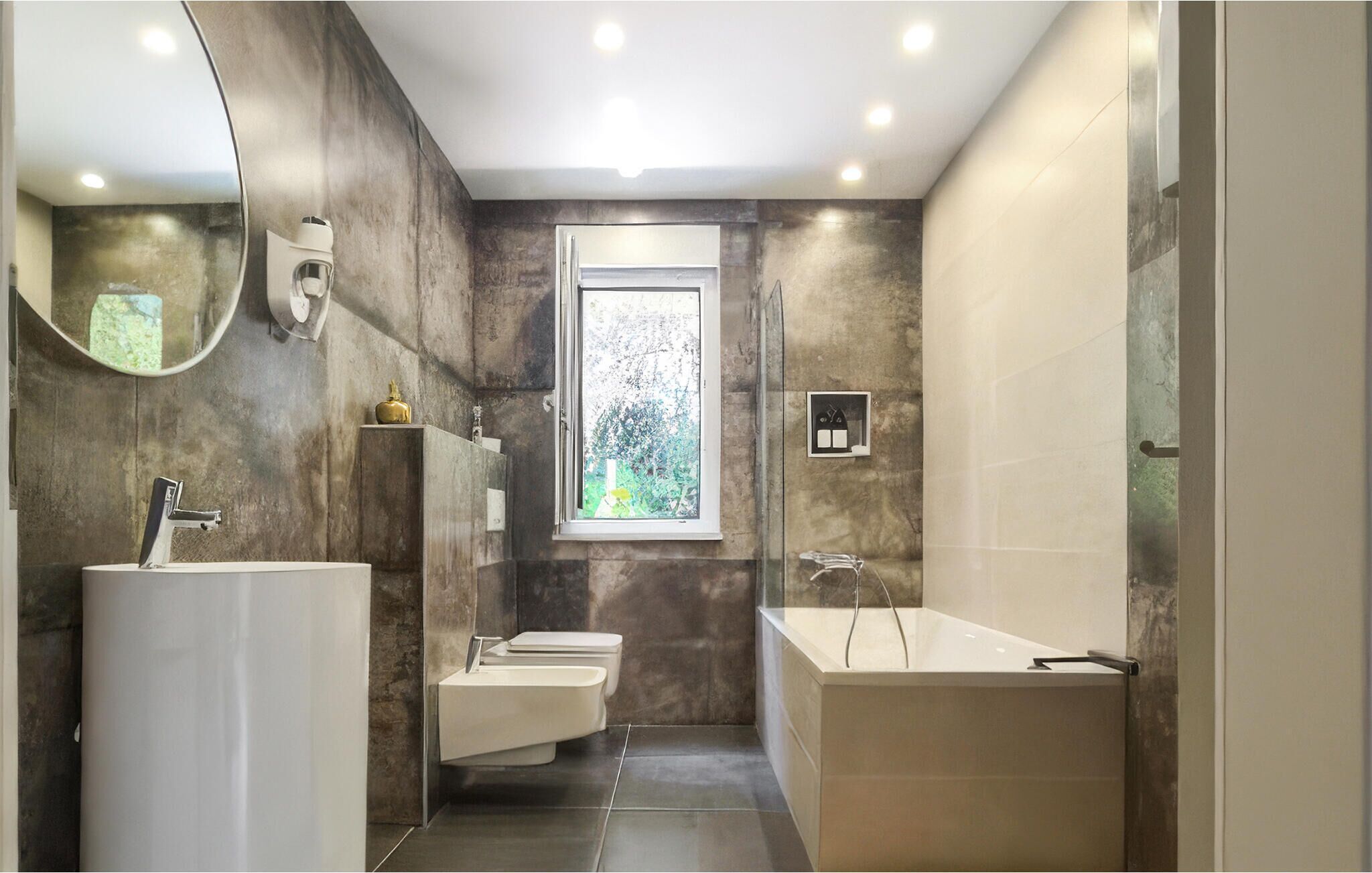Une salle de bain moderne avec un grand miroir, deux lavabos, des toilettes et une baignoire.