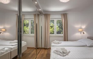 4 bedrooms, iron/ironing board, travel cot, free WiFi - Awesome home in Pula with private swimming pool, can be inside or outside (Pula)