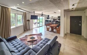 Smart TV - Awesome home in Pula with private swimming pool, can be inside or outside (Pula)