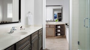 Boblebad, hårføner, håndklær og såpe