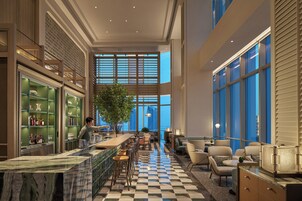 4 restaurantes; se sirve desayuno, almuerzo y cena; cocina china