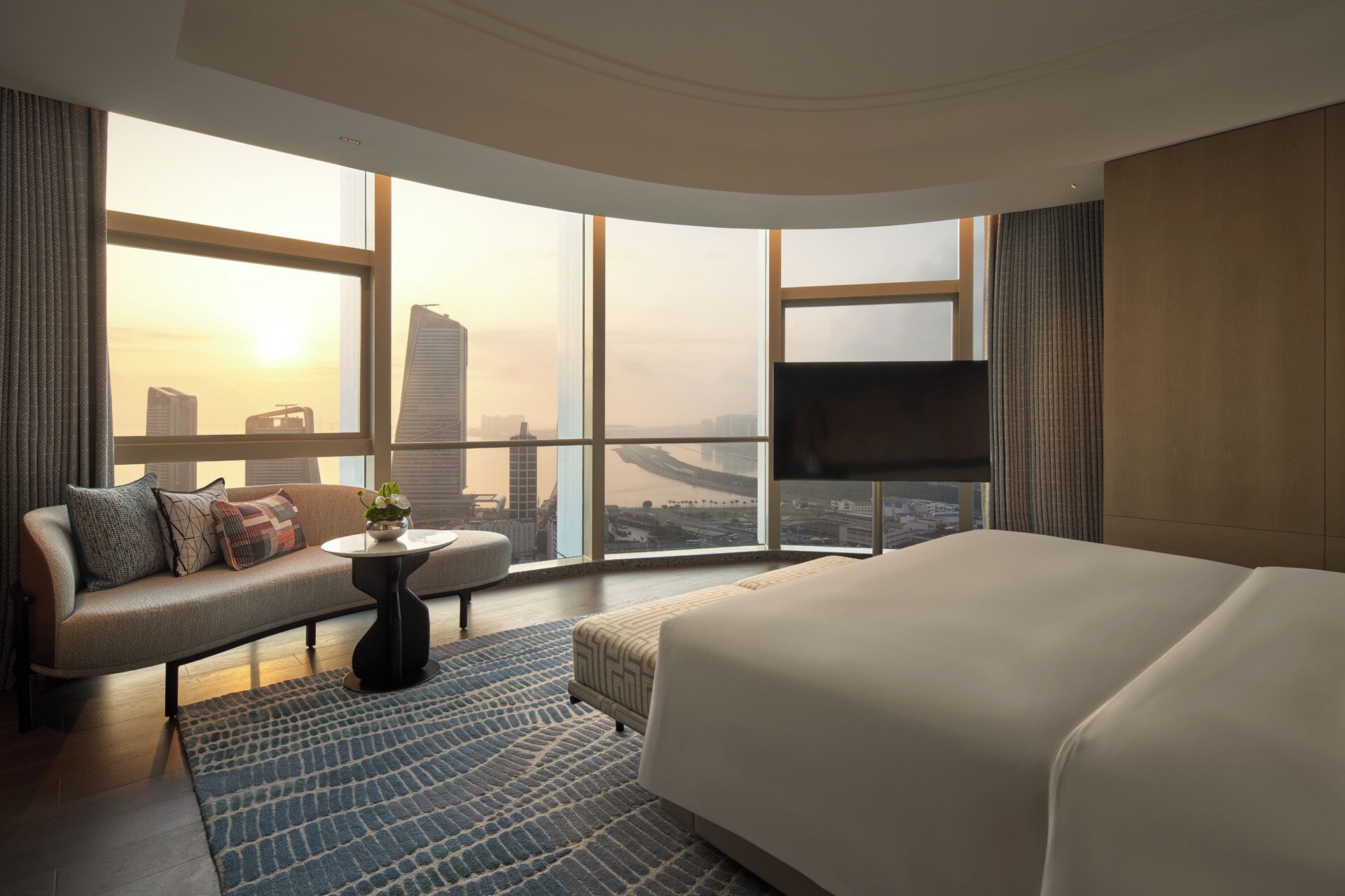 Deluxe Suite, 1 King Bed, Bay View (Macau View) | Premium bedding, down duvets, pillow-top beds, minibar