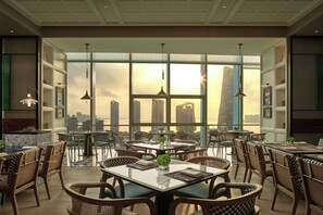 4 restaurants; ze serveren er ontbijt, lunch en diner 