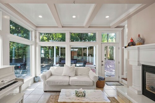 Sagamore Manor ~ Pool ~ Hot Tub ~ 5 Minutes to Beach!