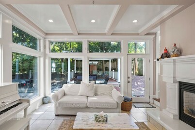 Sagamore Manor ~ Pool ~ Hot Tub ~ 5 Minutes to Beach!