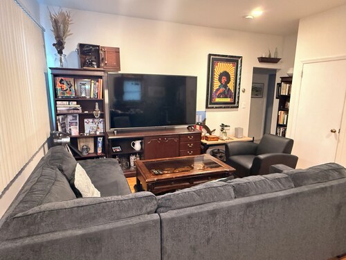 Cozy 1-bedroom apartment in a quaint Hawthorne neighborhood