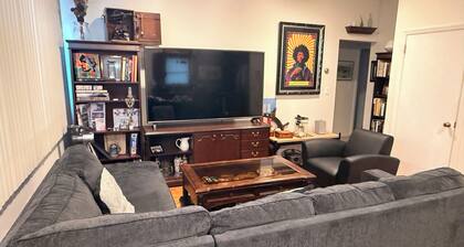Cozy 1-bedroom apartment in a quaint Hawthorne neighborhood