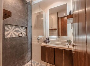 Shower, towels, soap, toilet paper - Exclusive Condo - Free Beach Pass & Bikes & Private Pool (Tulum)