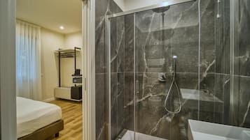 Sèche-cheveux, peignoirs, bidet, serviettes fournies