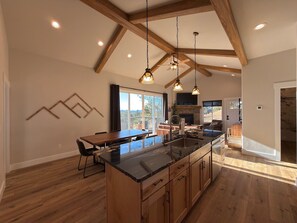 Interior - Sunset Ridge - Tranquility With A View (Florissant)