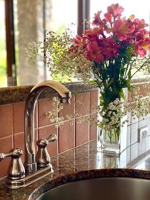 Een douche, een haardroger, een bidet, handdoeken