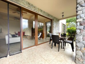Outdoor dining - Peaceful 2-bedroom, 2 bath  apartment in Boquete with vista to Baru (Boquete)