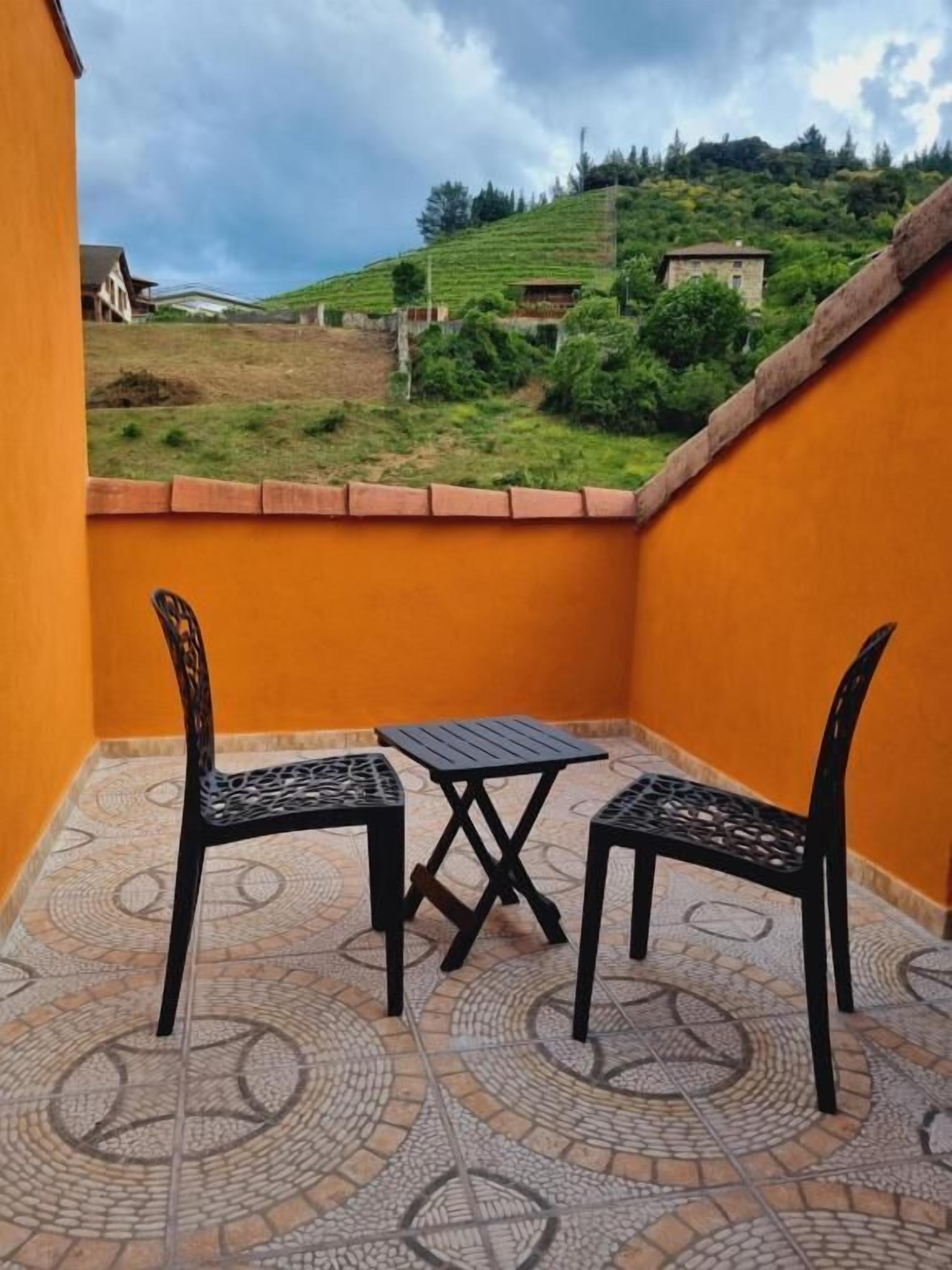 아파트, 발코니, 산 전망 | 야외 식당