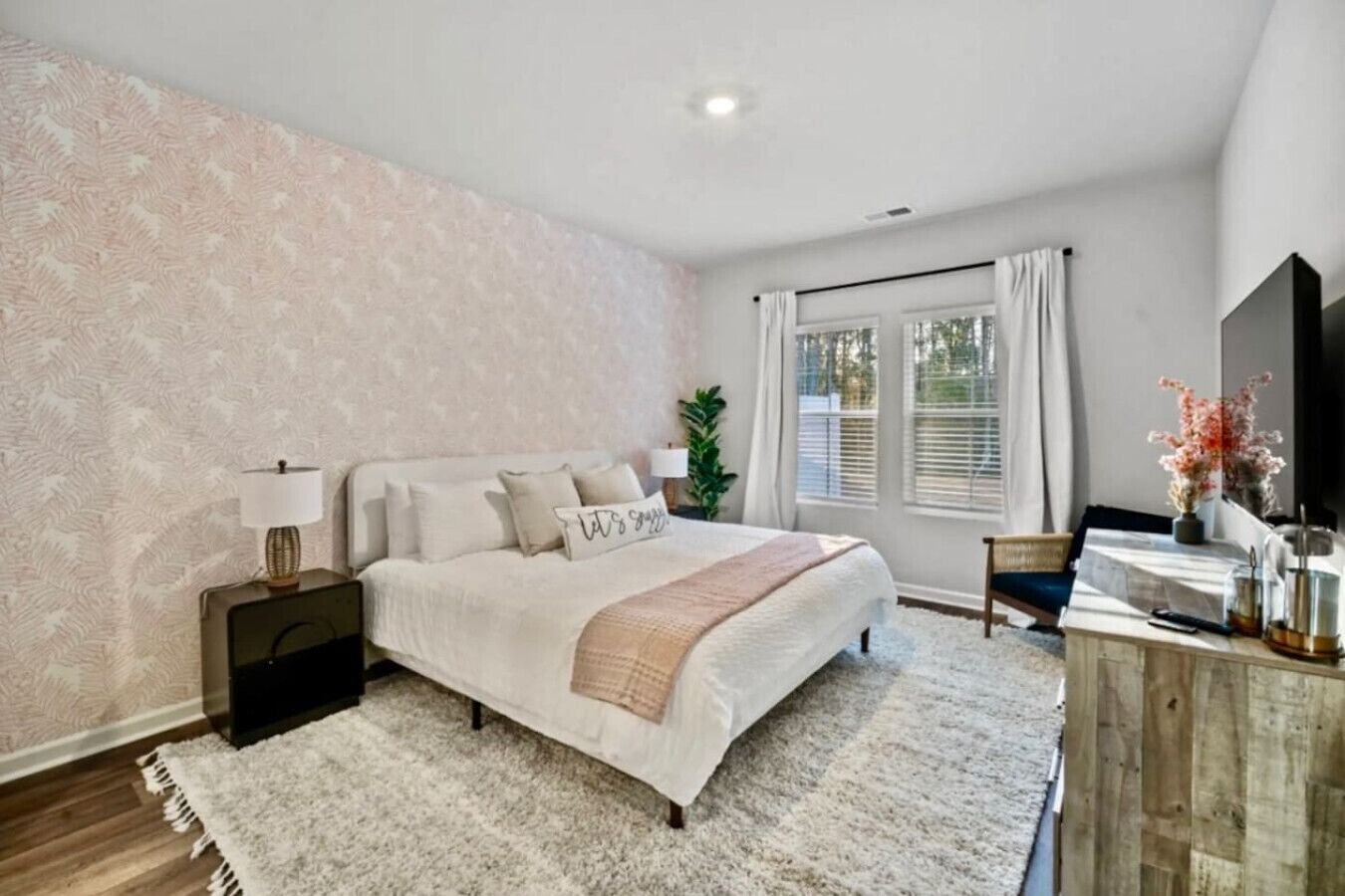 Desk, travel crib, WiFi, bed sheets