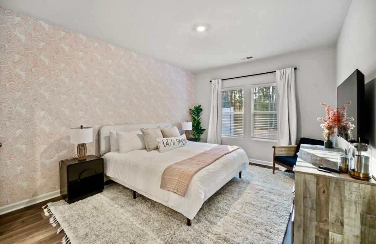 Työpöytä, vauvan matkasänky, Wi-Fi, vuodevaatteet