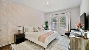 Työpöytä, vauvan matkasänky, Wi-Fi, vuodevaatteet