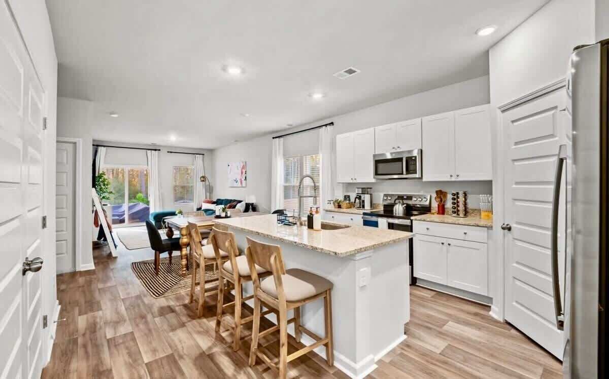 冷蔵庫、電子レンジ、オーブン、コンロ