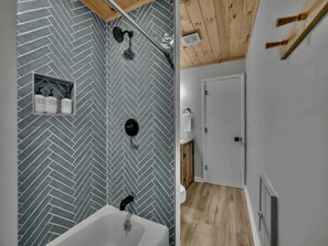 Een douche, een haardroger, shampoo
