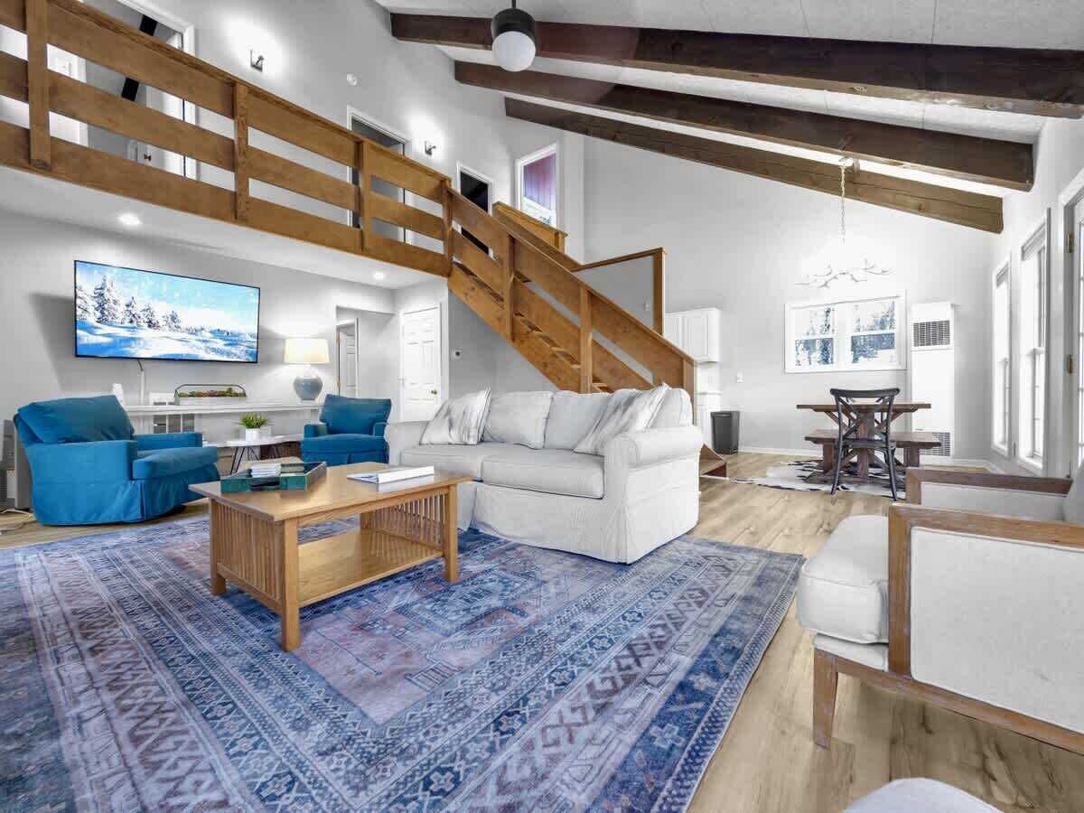 Een televisie, een open haard, videogames en boeken