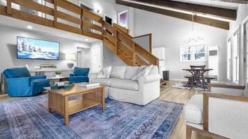 Een televisie, een open haard, videogames en boeken