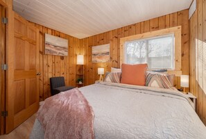 1 bedroom, WiFi, bed sheets - Bear`s Den Cottage on McKinney Lake — Cozy 2BR/1BA with Kitchen & Dining (Grand Rapids)