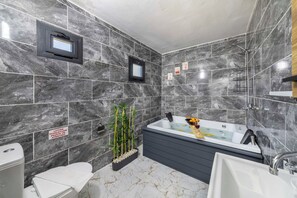 Jetted bath, soap - Private Pool, Jacuzzi, Conservative Honeymoon Villa (Üzümlü)