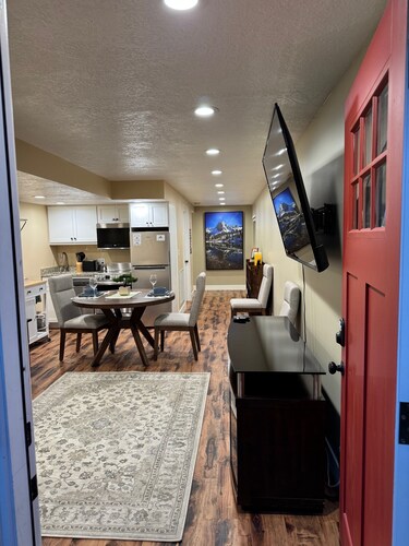 Stay cool in Basement apartment close to Mountain Trails