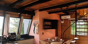 Romantic Chalet, Jetted Tub, Mountain View | Dapur peribadi | Ketuhar gelombang mikro, alat memasak/pinggan mangkuk/perkakas dapur 
