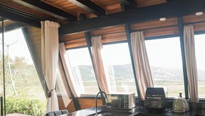 Alpehytte – honeymoon, massasjebadekar, fjellutsikt | Eget kjøkken