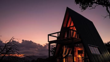 住宿正面 - 傍晚/夜晚