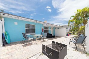 Outdoor dining - Charming Beachside Retreat - Steps to the Beach! (Indian Rocks Beach)