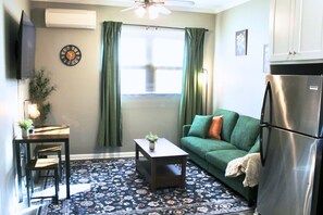 TV, books - Charming Escape: Walk to Historic Sights & Shops (Little Rock)