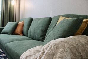 TV, books - Charming Escape: Walk to Historic Sights & Shops (Little Rock)