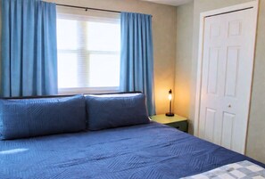 1 chambre, bureau, fer et planche à repasser, lit parapluie