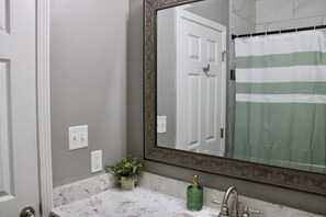 Sèche-cheveux, serviettes fournies