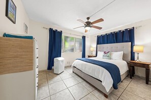 1 habitación, escritorio, tabla de planchar con plancha y cuna de viaje 