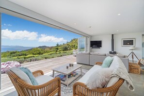 Televisión y chimenea 