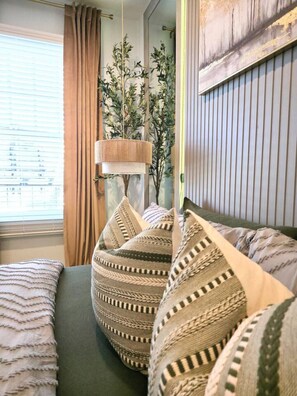 Iron/ironing board, WiFi, bed sheets - Luxe Suite | Comfort | King Bed | Free Parking (Atlanta)