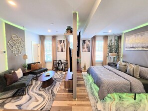 Iron/ironing board, WiFi, bed sheets - Luxe Suite | Comfort | King Bed | Free Parking (Atlanta)