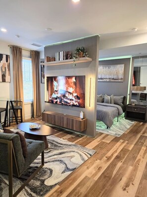Iron/ironing board, WiFi, bed sheets - Luxe Suite | Comfort | King Bed | Free Parking (Atlanta)