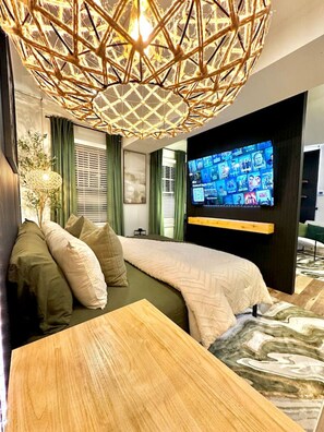 Iron/ironing board, WiFi, bed sheets - Buckhead Studio, Free Parking Keypad Self Check-in (Atlanta)