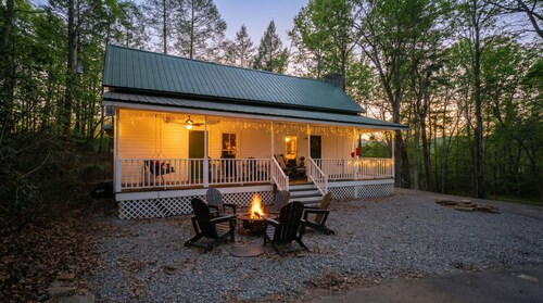 Special Price! Charming 4-bedroom Farmhouse w/Hot Tub in Peaceful Wears Valley