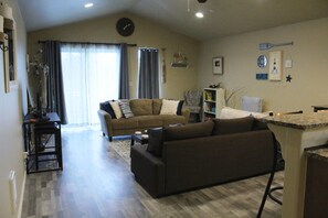 TV - Seascapes #8 Lovely 2-bedroom condo on the Ocean Shores Canal near the beach (Ocean Shores)